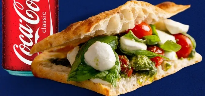 Panino caprese com lata de refrigerante